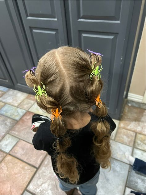 Halloween Hair With Spiders, Spider Bubble Braids, Spider Hairstyle, Gigi Hair, Monster Hair, Kylie Hair, Mascaras Halloween, Bubble Braids, Easy Toddler