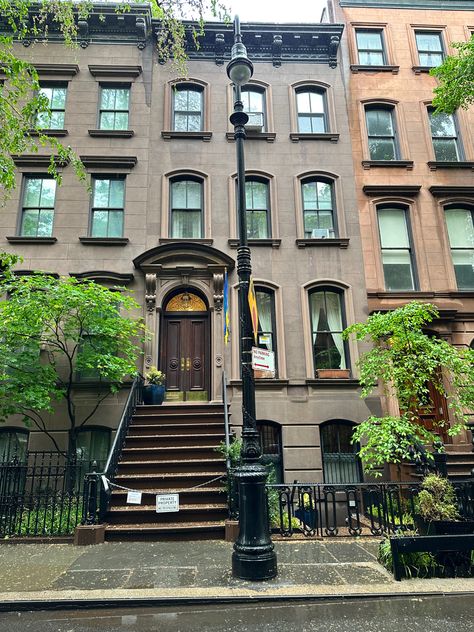 Carries Apartment, Carrie Bradshaw Apartment Decor, Small New York Apartment Aesthetic, New York Apartment Aesthetic, Apartment Outside, Carrie Bradshaw Apartment, New York Studio Apartment, Appartement New York, Nyc Brownstone