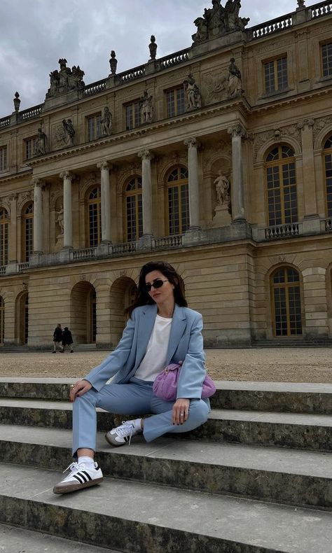 Alexandra Pereira goes for a light blue sky suit paired with the dainty lace lavender pouch bag which pays homage to the French artisanal excellence.⁠ Light Blue Suit Women Outfit, Blue Suit Women Outfit, Blue Suit Women, Light Blue Sky, Alexandra Pereira, Light Blue Suit, Outfit Primavera, Suit Women, Women Outfit