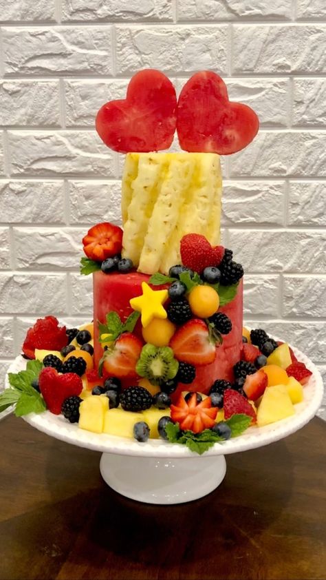 Wedding Fruit Cake, Pineapple Fruit Cake, Watermelon Fruit Cake, Fruit Tray Designs, Watermelon Cakes, Cake Watermelon, Sunday Cake, Fruits Cake, Fruit Birthday Cake