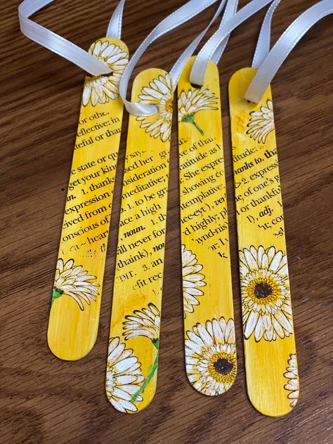 Library Take And Make Crafts For Adults, Popsicle Stick Crafts To Sell, Popsicle Crafts For Adults, Wooden Bookmarks Diy Craft Ideas, Popsicle Bookmarks Diy, Diy Book Markers, Book Markers Ideas, Popsicle Bookmarks, Popsicle Stick Bookmarks