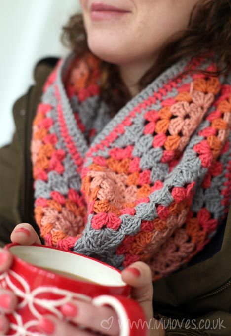 Nice Patterns, Granny Square Scarf, Snood Scarf, Crochet Granny Square, Haken Baby, Granny Squares Pattern, Crochet Diy, Crochet Motifs, Granny Square Crochet Pattern