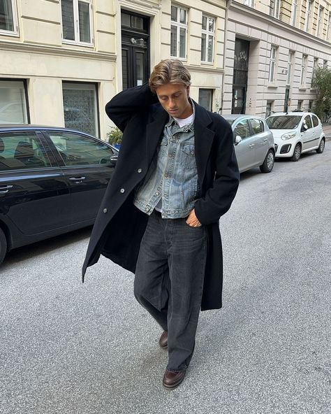 Winter Street Style Men, Winter Denim Jacket Outfit, Black Coat Outfit Men, Coat Outfits Men, Raw Denim Outfit Men, Fit Pics Aesthetic, Black Jeans Winter Outfit, Coat Men Outfit, Navy Blue Coat Outfit