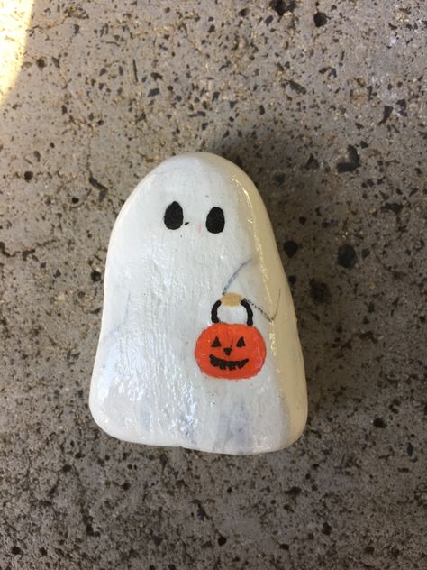 Rock Painting Ideas For Halloween, Boo Painted Rocks, Rock Painting Ideas White Background, Painting Halloween Rocks, Apple Painted Rock, Halloween Rock Paintings, Painted Rocks Fall Theme, Simple Rock Designs, Painted Rocks Halloween Ideas