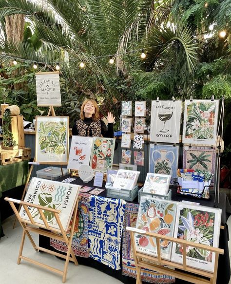 Art Market Booth Setup, Illustration Market Stall, Art Vending Booth, How To Display Prints At Craft Fair, Art Market Booth Display, Postcard Set Packaging, Pop Up Stalls, Market Art Display, Christmas Fair Stall Ideas