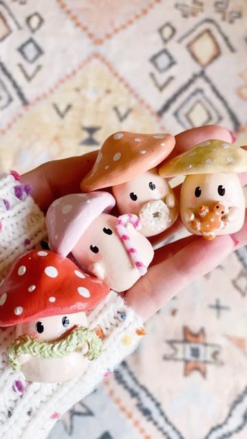 Clay Gifts For Best Friend, Cute Gift Ideas For Friends Christmas, Christmas Clay Craft Ideas, Diy Ideas To Do With Friends, Mushroom Modeling Clay, Air Dry Clay Crafts To Sell, Clay Mushroom Tutorial, Handmade Gift Christmas, Fall Crafts With Friends