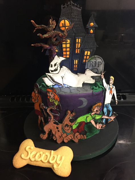 Spooky Scooby Doo Cake, Scooby Birthday Cake, Jojo Cake, Bob Marley Cakes, Scooby Doo Halloween Party, Scooby Birthday, Scooby Doo Birthday Cake, Scooby Doo Party, Scooby Doo Scooby