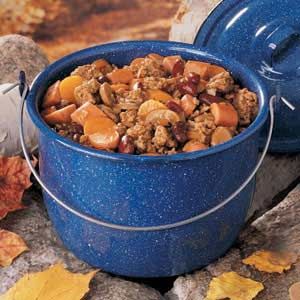 Chuckwagon Chili..... i'll eat it Chuck Wagon Chili Recipe, Chuck Wagon Beans, Beef Chili Recipes, Chuck Wagon Chili, Beans With Sausage, Homemade Turkey Soup, Ground Beef Chili, Chili Ingredients, Chuck Wagon