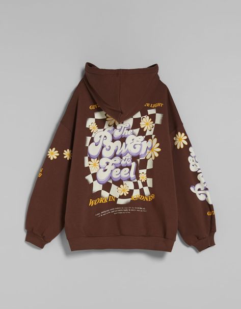 Sudaderas para Mujer | Nueva Colección | Bershka España Bershka Hoodie, Senior Sweatshirts, Aesthetic Hoodies, Brown Hoodie, Stylish Hoodies, Trendy Hoodies, Fashion Top Outfits, Shirt Design Inspiration, Basic Sweaters