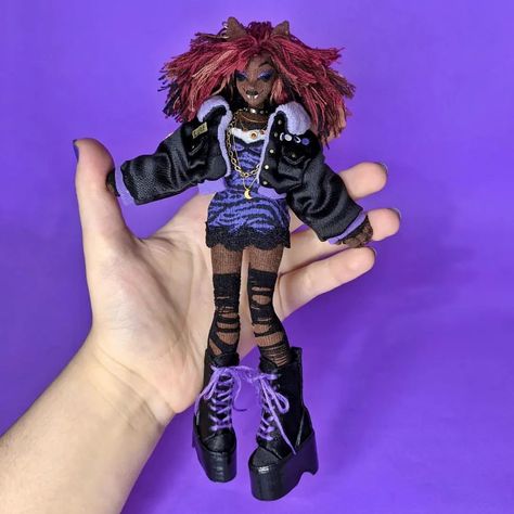 a.m. on Instagram: “clawdeen wolf (redesign by me) 🐾 doll size: 19,5cm • acess MY HANDMADE DOLL MAKING PROCESS // by A.M through the link in bio 🐇 • [i don't d…” Cosplay Draculaura, Doll Oc, Diy Plushies, Diy Doll Clothes, Customized Dolls, Doll Hands, Custom Monster High Dolls, Monster High Art, Fantasy Art Dolls