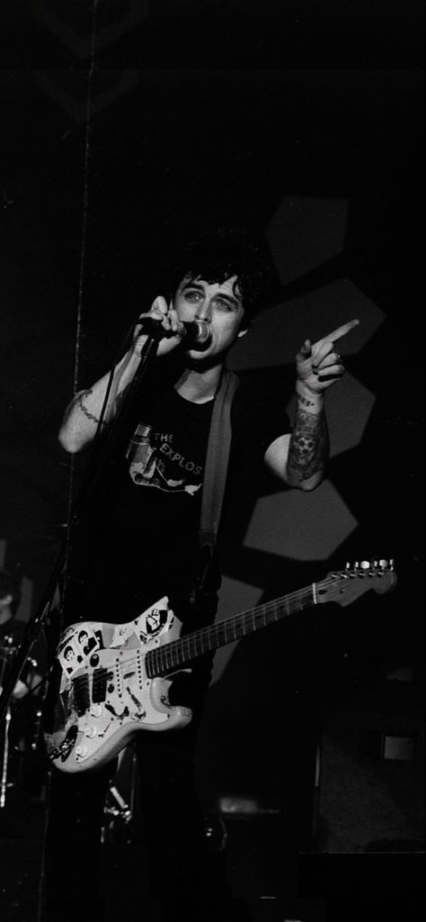 Punk Rock Wallpaper Iphone, Green Day Phone Wallpaper, Billie Joe Armstrong Wallpaper Iphone, Green Day Background, Green Day Lockscreen, Green Day Aesthetic Wallpaper, Billie Joe Armstrong 2004, Billie Joe Armstrong Aesthetic, Green Day Black And White