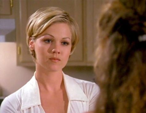 Jennie Garth, Pixie Cut, Beverly Hills 90210, Kelly Taylor Kelly 90210 Hair, Kelly Beverly Hills 90210, Jennie Garth Short Hair, Kelly Taylor Hair, Beverly Hills 90210 Kelly, Jenny Garth, Kelly Taylor, Celebrity Short Hair, Tiffani Thiessen