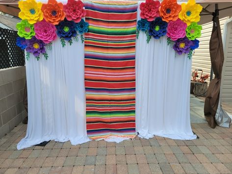 Backdrop For Mexican Party, Mexican Graduation Centerpieces, Diy Mexican Backdrop, Mexican Theme Parties, Fiesta Theme Backdrop, Fiesta Photo Backdrop, Fiesta Backdrop Ideas, Mexican Wedding Backdrop, Fiesta Flowers