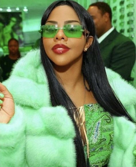 Lil Kim 90s, Sunglasses For Your Face Shape, Looks Hip Hop, Foxy Brown, Fest Outfits, 90s Hip Hop Fashion, Early 2000s Fashion, Lil Kim, Queen Latifah