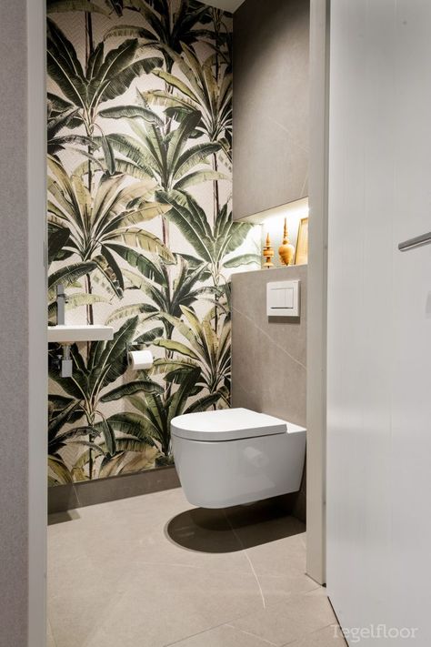 Wc Jungle, Inspiration Wc, Toilet Makeover, Cloakroom Wallpaper, Wallpaper Toilet, Bathroom Wallpaper Modern, Wc Decoration, Wc Ideas, Small Downstairs Toilet