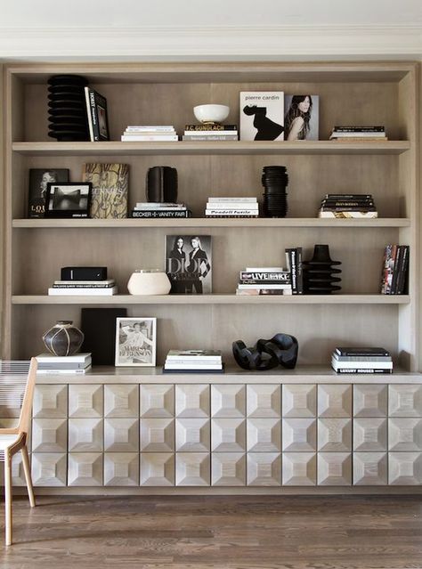 This monochromatic styled shelving is everything! Transitional meets minimalist with it’s clean lines and neutral pops of color. It’s a perfect example of stacking, layering, and grouping in odd numbers to acheive visual balance Bookshelves Design, Bookcase Styling, Modern Bookshelf, Bookshelf Styling, Decor Luxury, Bookshelves Diy, Bespoke Interiors, Bookshelf Decor, Decoration Inspiration