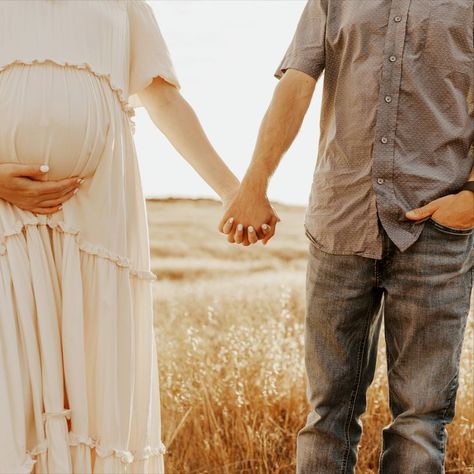 Maternity Pics Outfit, Casual Maternity Poses, Maternity Photos Best Friends, Maternity Photo Shoot Ideas Feild, Family Maternity Pictures Poses, Corn Field Maternity Pictures, Overcast Maternity Photos, Maternity Shoot Field Sunset, Maternity Shoot In A Field