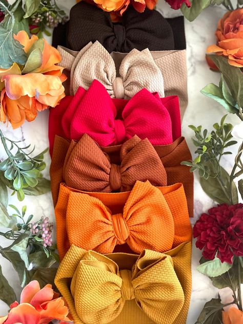 Solid fall colors. Wrap, nylon, clip or piggies Fabric Headbands Diy, Diy Baby Bows, Bows For Babies, Bow Wall, Fall Hair Bow, Baby Clothes Country, God Baby, Bow Headwrap, Girls Hair Bows Diy