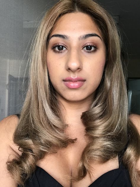 Desi Blonde Hair, Dark Blonde On Brown Skin, Blonde Hair For Indian Skin, Golden Blonde Hair Tan Skin, Blonde Hair On Middle Eastern, Blonde Indian Hair, South Asian Blonde Hair, Hair Dye Indian Skin, Dark Blonde Hair Tan Skin