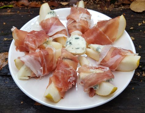 Pear And Gorgonzola, Prosciutto Appetizer, Pear Gorgonzola, Party Nibbles, Nibbles For Party, No Cook Appetizers, Healthy Tacos, Great Appetizers, Eve Parties