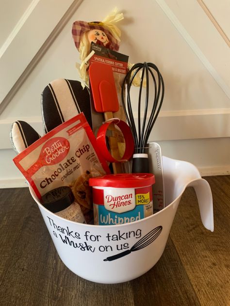 Mixing bowl, baking utensils, your favorite cookie or cake mix , depending on the holiday coming up throwing a little decor for flare Kitchen Themed Gift Basket, Pancake Gift Basket, Christmas Basket Ideas, Baking Gift Basket, Pancakes Gift, Kitchen Gift Baskets, Breakfast Gift Basket, Gourmet Pancakes, Pantry Gifts