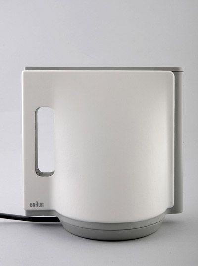 Braun kettle. Emi Schenkelbach from Israel designed this beautiful Kettle witch combines three basic shapes: Triangle, Square and Circle. Soft Product Design, Simple Product Design, Braun Product Design, Dualit Kettle And Toaster, Descriptive Geometry, Geometric Teapot, Alessi Kettle And Toaster, Dieter Rams Design, Braun Dieter Rams