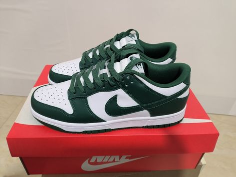 Nike Fashion Sneakers, Nike Models, Green Sneakers, Shoe Inspo, Nike Green, Classic Shoes, Nike Dunk Low, Dunk Low, Nike Dunk