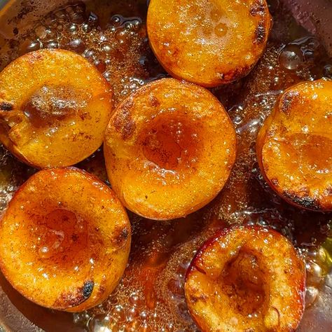 These 5-ingredient Maple Cinnamon Baked Peaches make the perfect summer dessert, especially when served with vanilla ice cream. Orzo Zucchini, Baked Peaches, Easy Impressive Dessert, Spiced Peaches, Red Curry Sauce, Mochi Cake, Baked Peach, Comfort Desserts, Peach Syrup