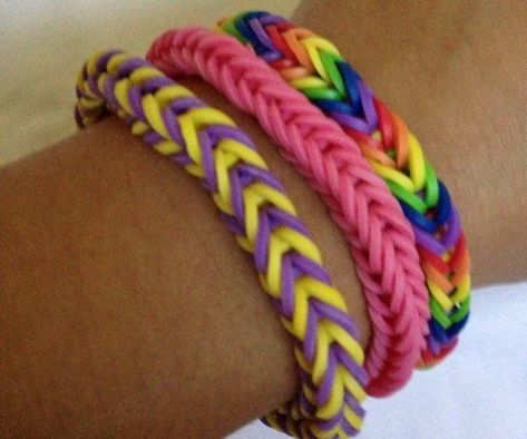 Are you trying to learn how to use a Rainbow Loom?  This article provides a number of videos that teach how to make beginner bracelets using a Rainbow Loom. Fishtail Loom Bracelet, Rainbow Loom Fishtail, Loom Bands Designs, Rainbow Loom Bracelets Easy, Fishtail Bracelet, Rainbow Loom Rubber Bands, Rainbow Loom Creations, Rainbow Loom Patterns, Rainbow Loom Designs