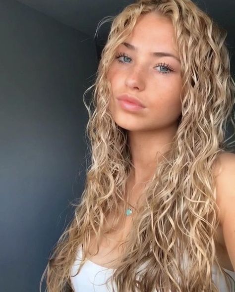 Baby Blonde Hair, Highlights Curly Hair, Blonde Curly Hair, Curly Hair Extensions, Curly Hair Routine, Hair Routines, Hair Highlights, Pretty Hairstyles, Summer Hairstyles