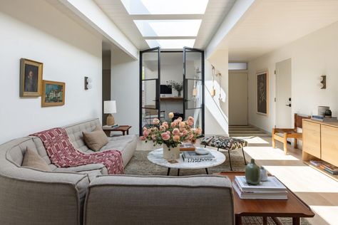 This Designer Did Something Very Controversial to Her Eichler Home—But for a Good Reason Marin County California, Eichler Homes, Marin County, Mid Century Modern House, New Living Room, Modern Homes, San Francisco Bay, Home Photo, Interior Inspo