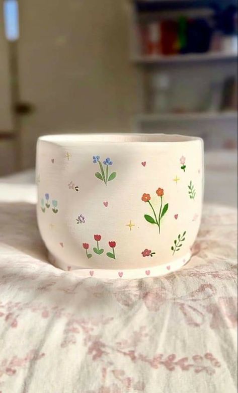 Draw On Mugs Diy, Minimalist Pottery Painting Designs, Minimalistic Pottery Painting, Simple Mug Designs Painted, Pottery Painting Mug Flowers, Pottery Art Painting Inspiration, Painting Poterry Ideas, Mugs Ceramic Ideas, Painted Pots Easy