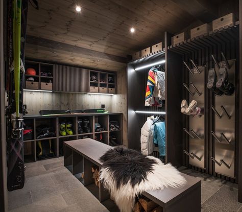 Ski Mudroom Ideas, Ski House Kitchen, Ski Mudroom, Ski Mud Room, Gear Room Ideas, Equipment Room, Gear Room, Ski Room, Mountain Interiors