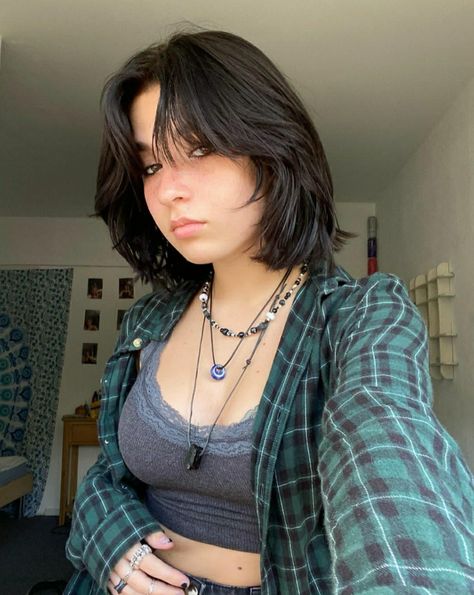 @paula.krts <3 Above The Shoulder Haircut With Layers, Lesbian Haircut, Haircut Inspo, Short Grunge Hair, Hair 2024, Shot Hair Styles, Short Hair Haircuts, Hair Reference, Cut My Hair