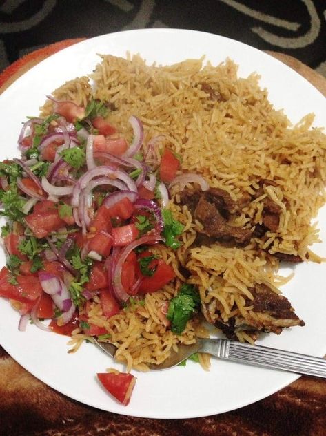 How To Cook Pilau With Meat, Pilau Recipe Kenyan, Kachumbari Recipe, Kenyan Food Recipes, Kenyan Meals, Swahili Dishes, Pilau Recipe, Somali Food, Kenya Food