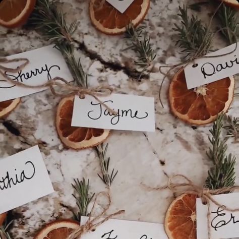 Dried Orange Place Cards, Orange Slice Place Card, Dried Orange Name Card, Dried Citrus Decorations Wedding, Dried Orange Place Setting, Dried Fruit Wedding Decor, Dried Citrus Wedding Decor, Christmas Name Place Ideas, Thanksgiving Table Name Cards