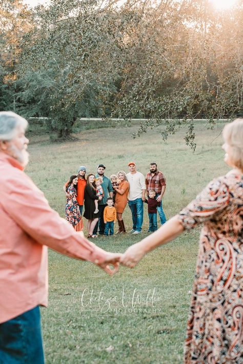 Group Family Photo Poses, Large Family Group Photo Ideas, Family Pictures 10 People Photo Ideas, Large Family Christmas Photos, Winter Big Family Photos, Grandparent Photoshoot Family Pictures, Multifamily Photo Shoot Ideas, Posing Large Families For Pictures, Grandparent Family Pictures