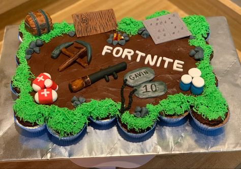 Fortnite Cupcakes, Pull Apart Cupcake, Cake With Cupcakes, Pull Apart Cupcake Cake, Pull Apart Cake, Pull Apart Cupcakes, Edible Paper, Birthday Desserts, Dessert Stand