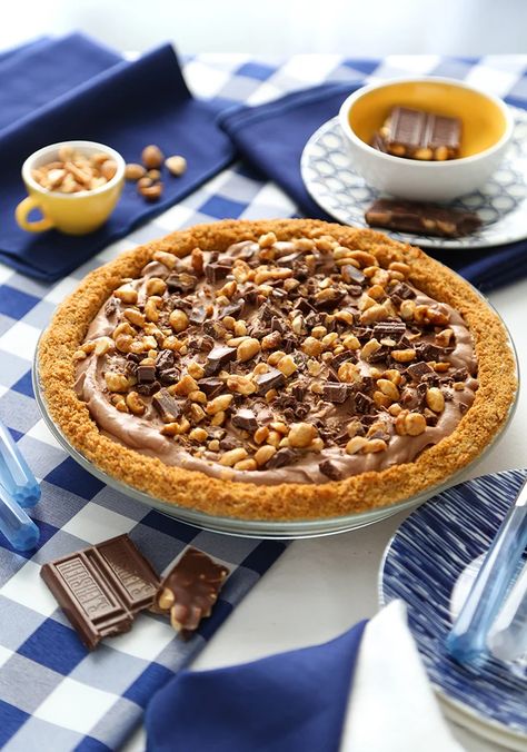 Easy Candy Bar Pie (3 Ingredient Filling!) - Sprinkle Bakes Candy Bar Pie, Mr Goodbar, Candy Pie, Easy Candy, Summer Pie, Easy Bake Oven, Frozen Chocolate, Easy Pie, Butter Pie