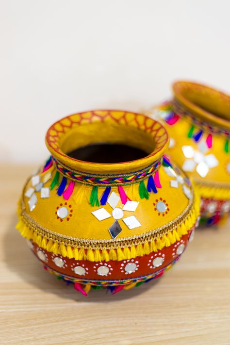 Matka Decoration Pots Janmashtami, Diy Matka Decoration, Small Matki Decoration, Matki Decoration Ideas For Diwali, Small Matki Painting Ideas, Matka Decoration For Janmashtami, Matuki Art, Matka Decoration Ideas, Garba Pot Decoration Ideas