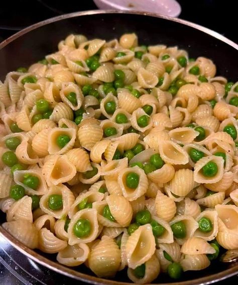 Stanley Tucci Recipes 🍝🍛🌭🍕 | Pasta e Piselli 🍝😍🇮🇹 Pasta Peas, Cheese Stuffed Shells, Italian Comfort Food, Stanley Tucci, Italian Recipes Traditional, Italian Recipe, Pasta Dinners, Comfort Dishes, Stuffed Pasta Shells