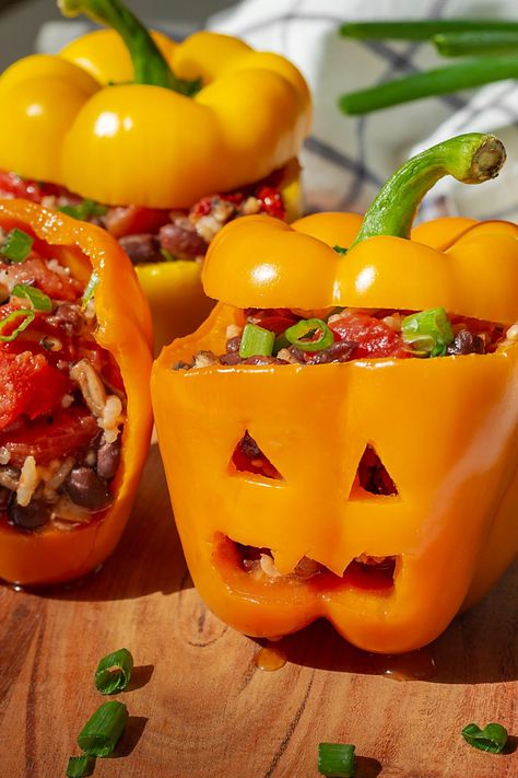 Healthy Halloween Jack-o'-Lantern Stuffed Bell Peppers 1 Halloween Stuffed Peppers, October Recipes, Halloween Feast, October Food, Easy Holiday Treats, Fun Halloween Food, Halloween Party Dinner, Easy Halloween Food, Healthy Halloween