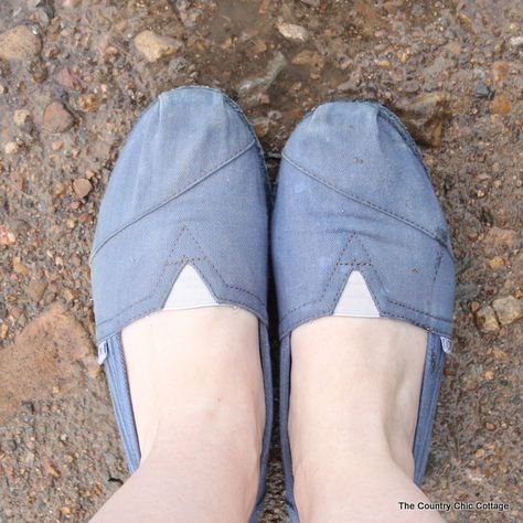 Dye Your Toms or any other shoes Dye Shoes, Cottage Diy, How To Dye Shoes, Diy Home Decor Crafts, Country Chic Cottage, Home Decor Crafts, Shoe Polish, Chic Cottage, Mesh Shoes