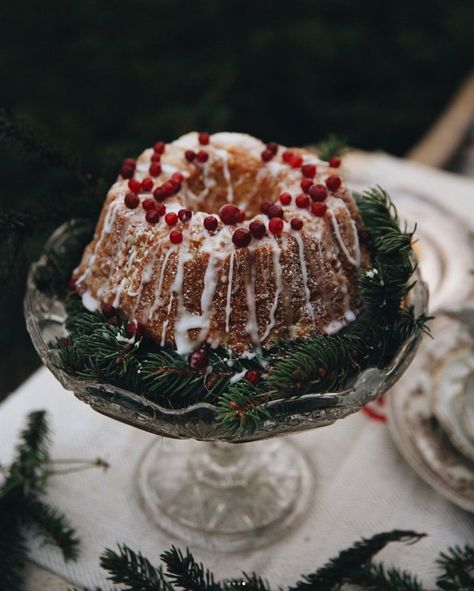 Julkransar Diy, Vintage Christmas Table, A Vintage Christmas, Christmas Table Setting, Xmas Dinner, Swedish Christmas, Cottage Christmas, Christmas Inspo, Christmas Table Settings