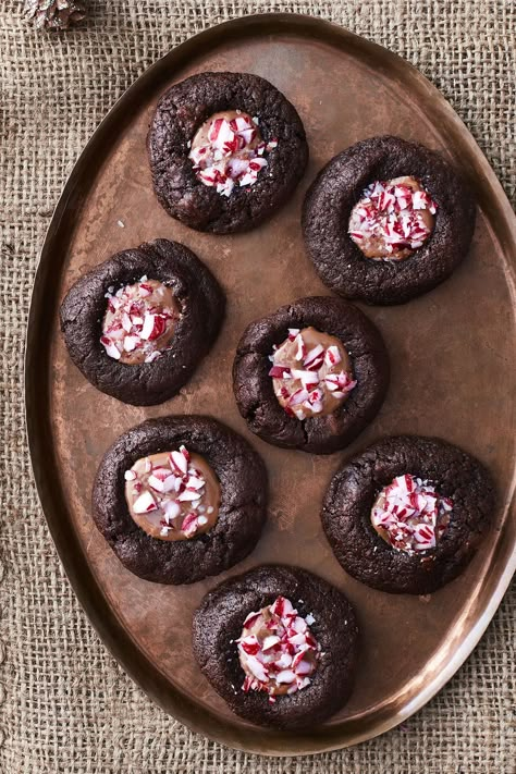 chocolate peppermint thumbprint cookies Festive Cookie Recipes, Xmas Goodies, Cookie Recipes Holiday, Cookies Fruit, Christmas Cookie Swap, Christmas Dessert Table, Edible Christmas Gifts, Christmas Cookie Recipes Holiday, Thumbprint Cookies Recipe