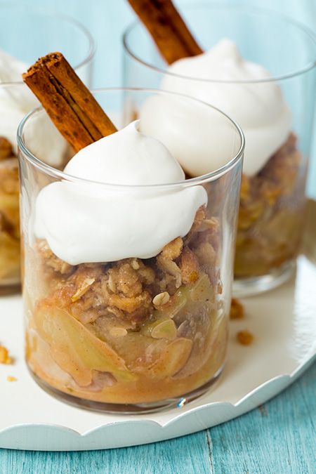 Apple Crisp - this is the best apple crisp I've ever had! (love how it's served in glass cups) Best Apple Crisp Recipe, Apple Crisps, Fitness Weights, Hormone Diet, Easy Apple Crisp Recipe, Dessert Shooters, Dessert Healthy, Dessert Shots, Apple Crisp Easy