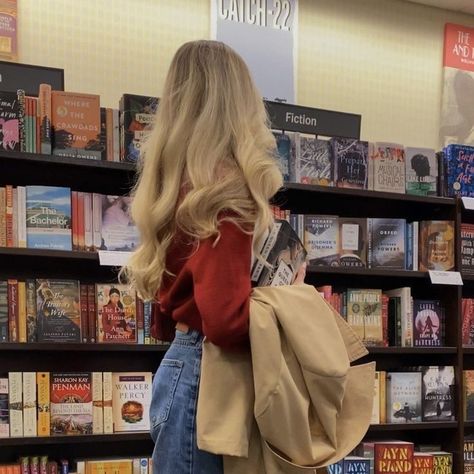 Blonde Aethstetic, Blonde Reading Aesthetic, Girl Time Aesthetic, Blonde Outfit Aesthetic, Blonde Hair Girl Aesthetic, Blonde Woman Aesthetic, Blond Girl Aesthetic, Girl Next Door Aesthetic, Blond Aesthetic