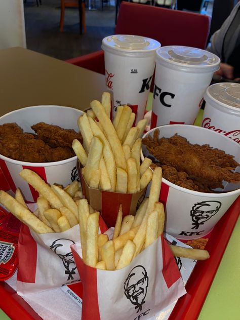 Delicious Fast Food, American Fast Food Restaurant Aesthetic, Cookout Fast Food, Fast Food Astethic, Kfc Aesthetic Food Night, Usa Fast Food, Fast Food Pics, Fast Food Snap, Aesthetic Fast Food