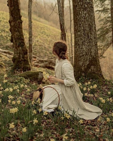 little things Cottagecore Poses, Cottagecore Woman, Cottagecore Romance, Cottage Core Painting, Cottagecore Photography, Wild Daffodils, Cottage Core Photoshoot, Woodland Cottagecore, Taman Vintage