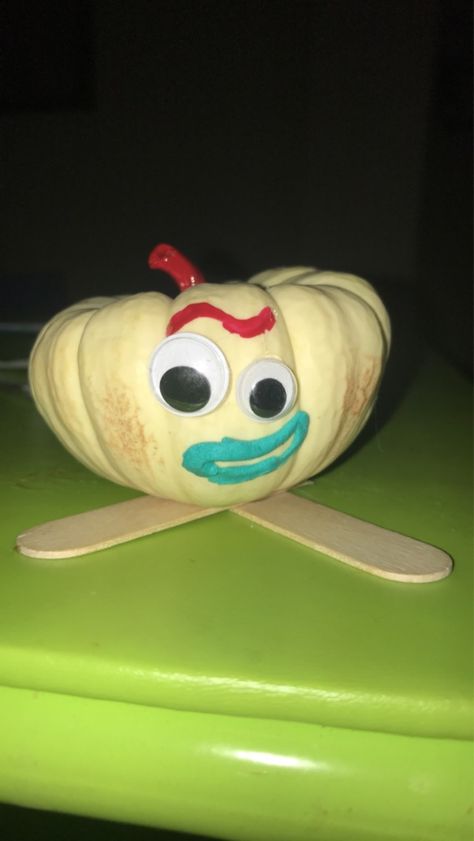 Halloween version of forky. Toy story 4 Forky Pumpkin, Olaf The Snowman, Toy Story, Disney Characters, Halloween, Toys, Disney, Fictional Characters, Art